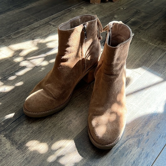 Uggs Suade Tan Booties - Picture 2 of 10